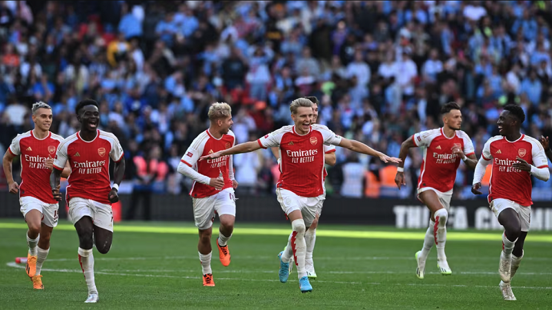 Cựu danh thủ Anh: ‘Arsenal cần thắng Man City để đua vô địch’
