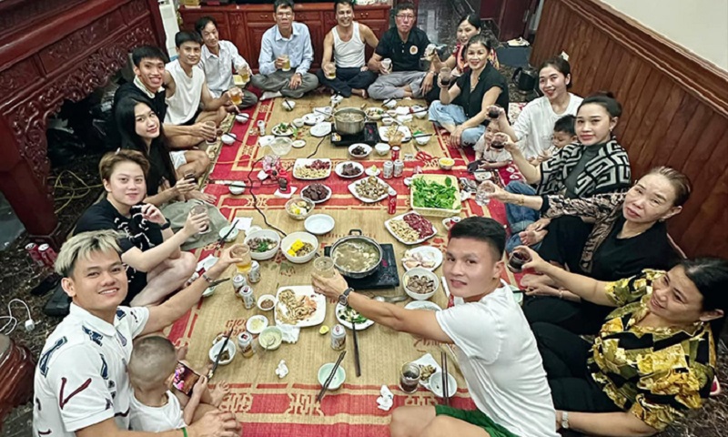 Hồ Tấn Tài thăm gia đình Quang Hải, Văn Hậu sau khi cùng CLB CAND dành chức vô địch 